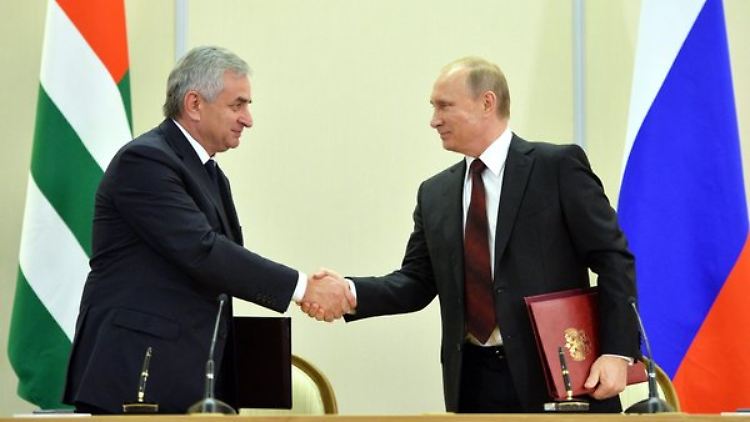 Abchasiens Präsident Raul Chadschimba und Russlands Staatschef Wladimir Putin (r.) besiegeln die Zusammenarbeit.