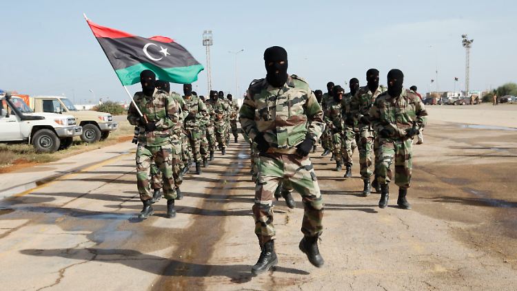 Armee gegen Islamisten, Stämme gegen Zentralregierung: Nach 40 Jahren Diktatur sinkt Libyen immer tiefer in den Bürgerkrieg.
