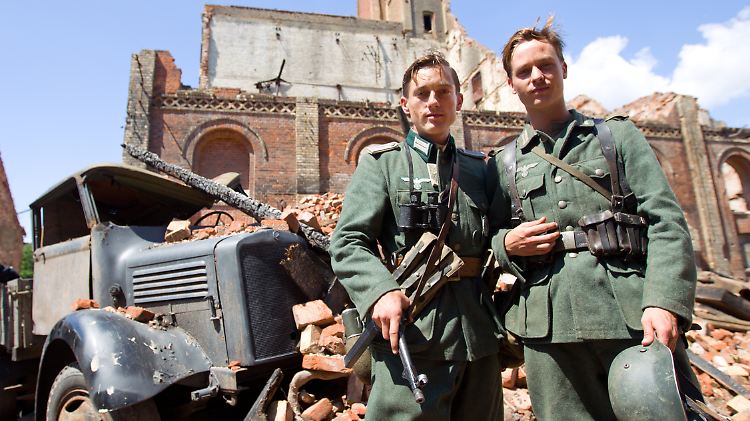 Bilder aus der deutschen Vergangenheit: Schauspieler Volker Bruch (l.)  und Tom Schilling bei den Dreharbeiten zum ZDF-Mehrteiler "Unsere Mütter, unsere Väter".