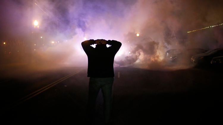 Nebelschwaden ziehen durch die Straßen: Ferguson erlebt eine unruhige Nacht.