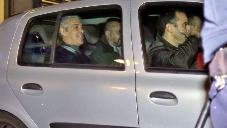 José Sócrates (l) auf dem Rücksitz eines Polizeiautos.