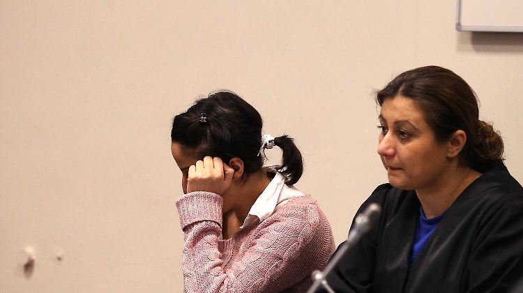 Die Mutter der getöteten Yagmur (l) und ihre Verteidigerin Sultan Maden-Celik.