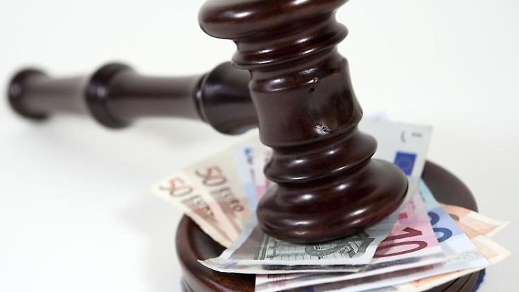Bei der Suche nach einem Rechtsschutz-Tarif sollten Kunden sich nicht von Extras wie einer telefonischen Rechtsberatung blenden lassen, rät die Stiftung Warentest.