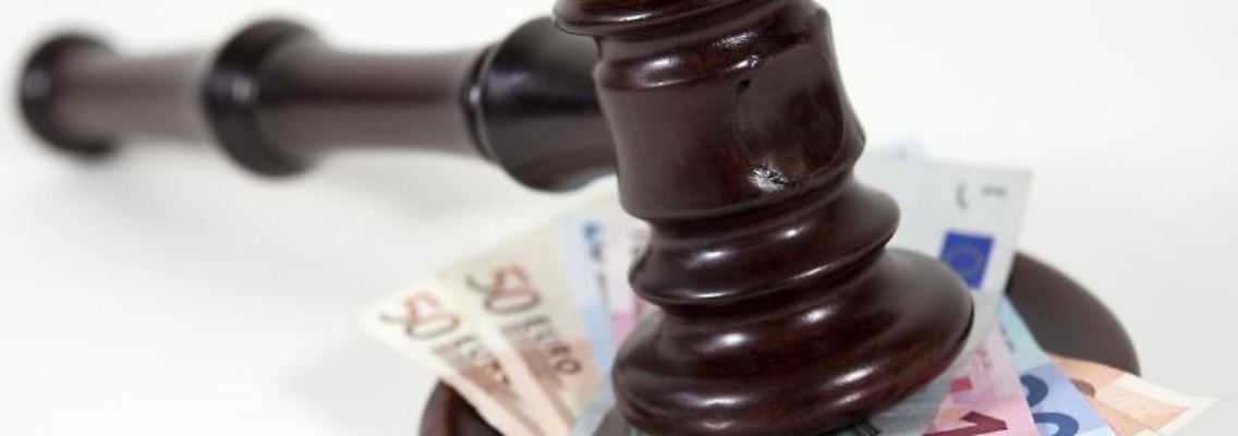 Bei der Suche nach einem Rechtsschutz-Tarif sollten Kunden sich nicht von Extras wie einer telefonischen Rechtsberatung blenden lassen, rät die Stiftung Warentest.