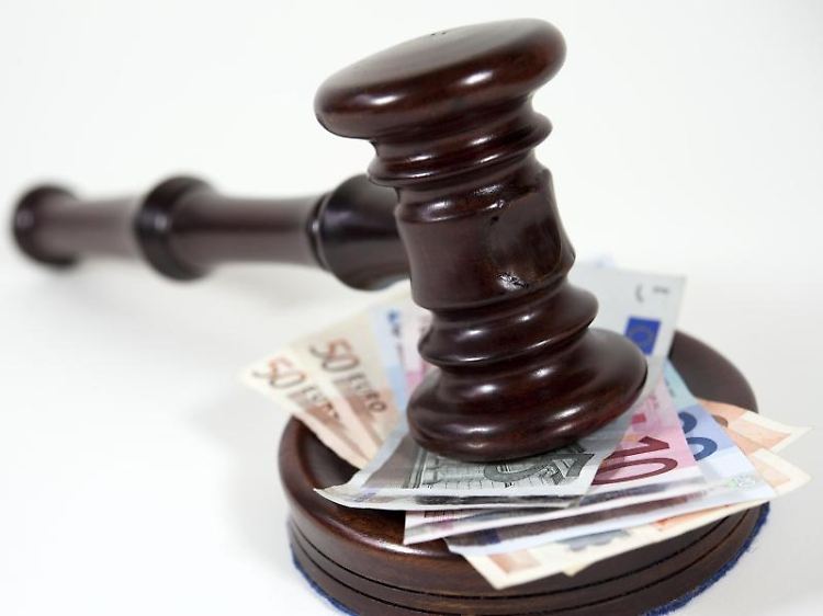 Bei der Suche nach einem Rechtsschutz-Tarif sollten Kunden sich nicht von Extras wie einer telefonischen Rechtsberatung blenden lassen, rät die Stiftung Warentest.