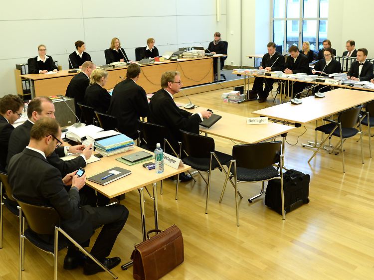 Es wird auch mal laut: Die Anwälte der streitenden Parteien. Die Richterinnen werden von einem HGAA-Anwalt scharf attackiert.