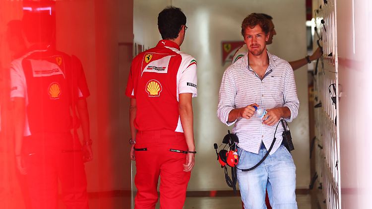 Vettel bei seiner ersten Stippvisite in der Ferrari-Box.