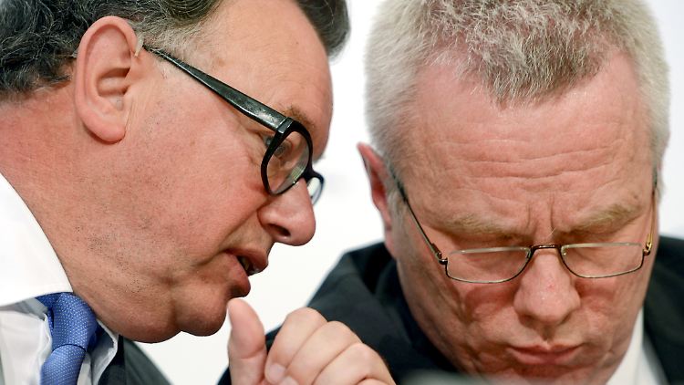 Reto Francioni (l), Vorstandsvorsitzender der Deutsche Börse AG, und Vize-Chef Andreas Preuß.