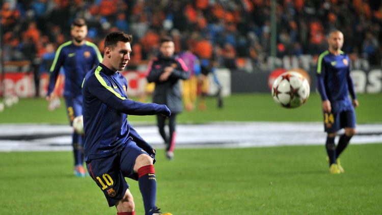 Hier fliegt der Ball in Richtung Tor: Lionel Messi punktet für den FC Barcelona.
