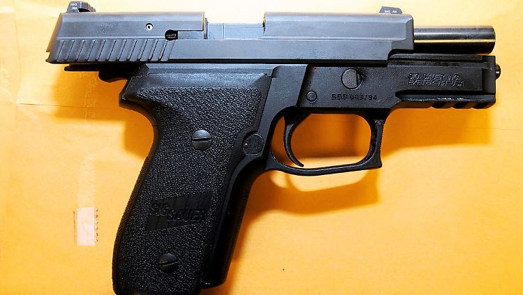 Schüsse, die die US-Gesellschaft aufrütteln: Wilsons Dienstwaffe, eine SIG Sauer P229.
