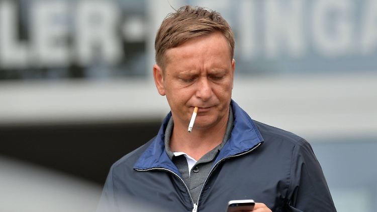 Horst Heldt gehört wahrscheinlich nicht zu den Followern von Jermaine Jones.