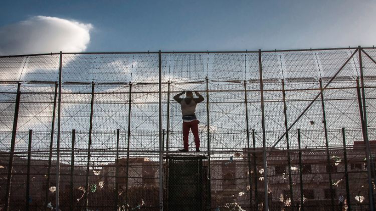 Die letzte Grenze ist kaum zu überwinden. Ein afrikanischer Flüchtling scheitert an den massiven Grenzanlagen der spanischen Enklave Melilla.