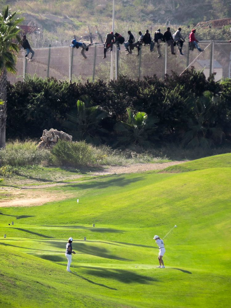 Abschlag vor Elends-Kulisse: In der spanischen Enklave Melilla grenzt ein Golfplatz an den Zaun der EU-Außengrenze.