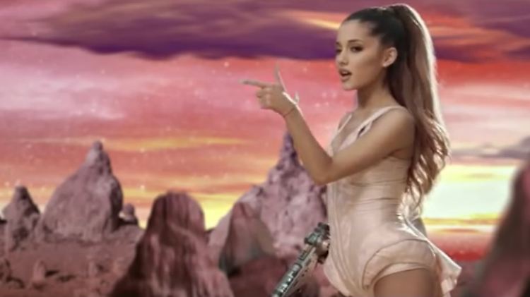 Ariana Grande lässt sich von Bette Midler nicht einschüchtern. Sie schlägt sie mit ihren eigenen Waffen.