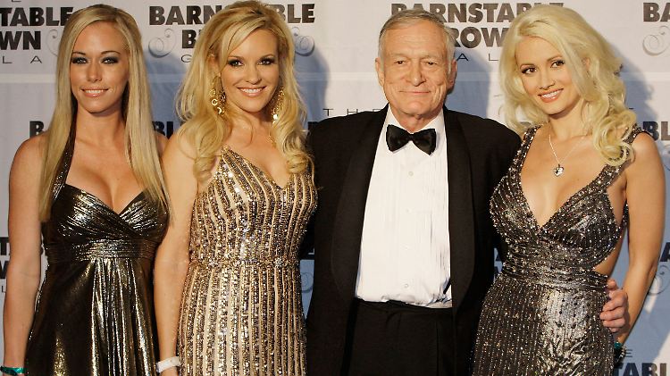Kendra Wilkinson (l.) war gerade 18 Jahre alt als sie sich auf eine Beziehung zu Hugh Hefner einließ - Sex inklusive.