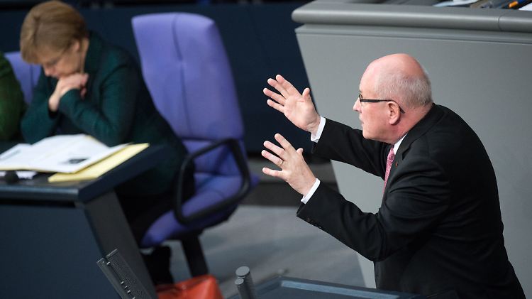 "Es ist zum Weinen, was sie nach 25 Jahren der friedlichen Revolution in Thüringen veranstalten", sagt Unionsfraktionschef Kauder den Grünen.