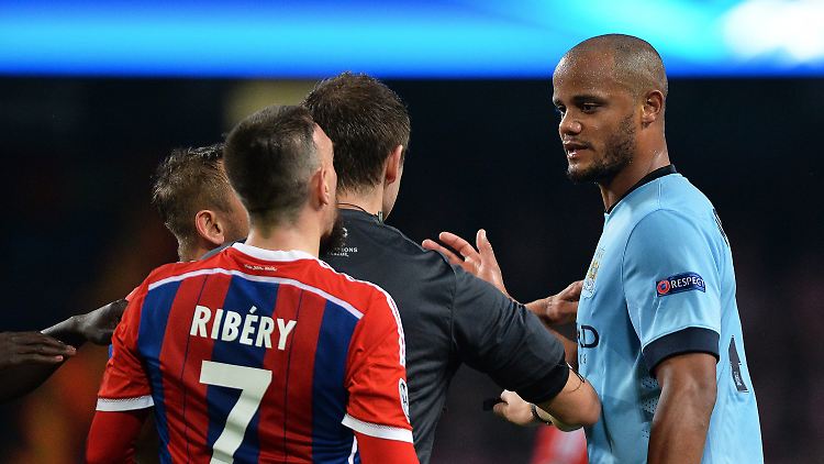 Franck Ribéry legte sich mit Vincent Kompany an - unbeobachtet von den TV-Kameras.