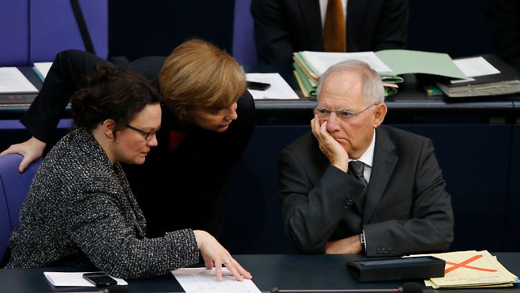 Besorgte Mienen auf den Regierungsbänken: So wie Merkel, Schäuble und Nahles gerade gucken, könnte es in ihrem Gespräch gerade um den Mindestlohn gehen.