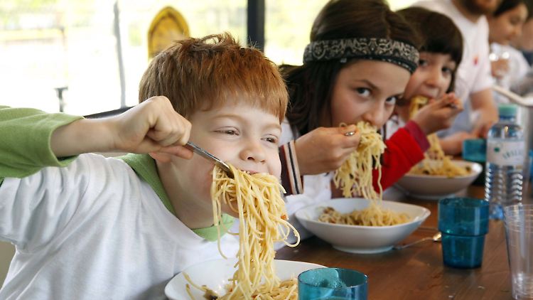 Nicht nur lauwarmes Schulessen, auch Luftballons und Algen wurden bemängelt.