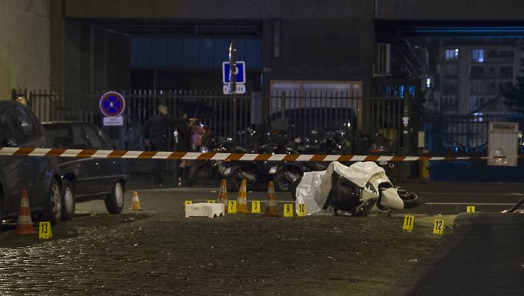 Die beiden Täter versuchten mit einem großen Motorroller zu fliehen.