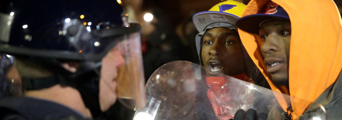 Weiße Polizisten, schwarze Demonstranten - so ist es Normalität in Ferguson.
