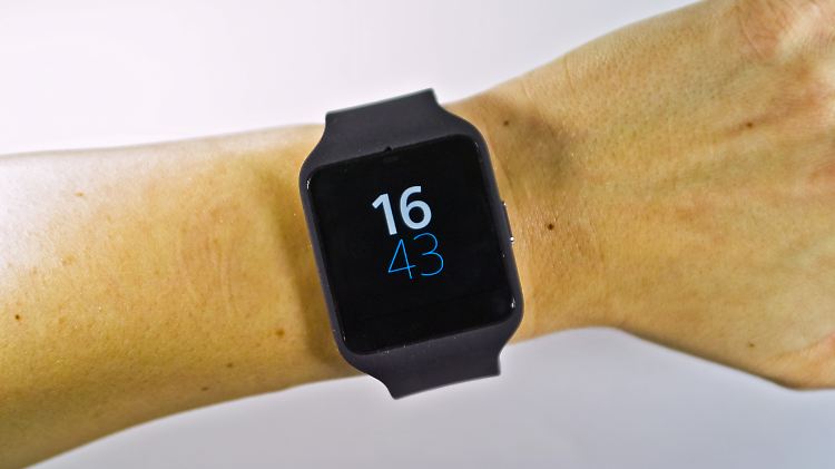 Die Sony Smartwatch 3 sieht schlichter aus als sie ist.