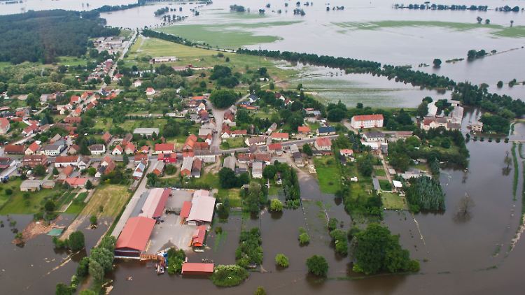 Die Luftaufnahme zeigt am 12.06.2013 das Hochwasser zwischen Neuermark-Lübars und Schönhausen (Sachsen-Anhalt). 