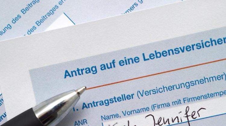 In der Regel zahlen Versicherungen mehr als den Garantiezins. Kunden sollten sich jetzt also nicht unter Druck setzen lassen.