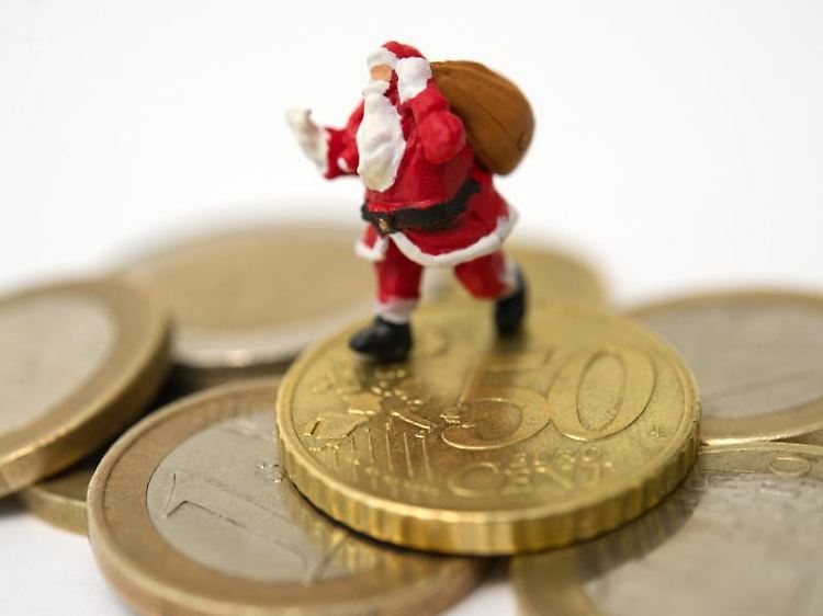 Ende des Jahres können sich viele Arbeitnehmer über Weihnachtsgeld freuen. Wer es noch nicht für Geschenke verplant hat, kann es auch gewinnbringend investieren.