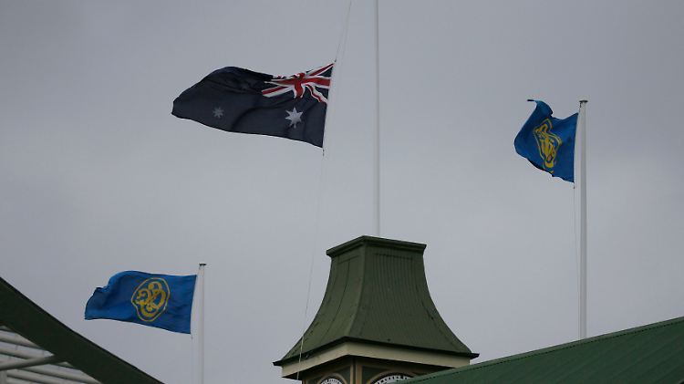 Am Sidney Cricket Ground weht die australische Flagge auf Halbmast.