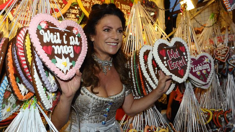 Strahlt fürs Foto, kocht vor Wut - Christine Neubauer ist sauer darüber, dass sie ihrem Ex-Mann so viel Unterhalt zahlen muss.