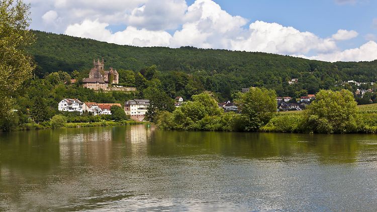 Romantisch am Neckar gelegen und gefühlt schon immer badisch: der hessische Ort Neckarsteinach.