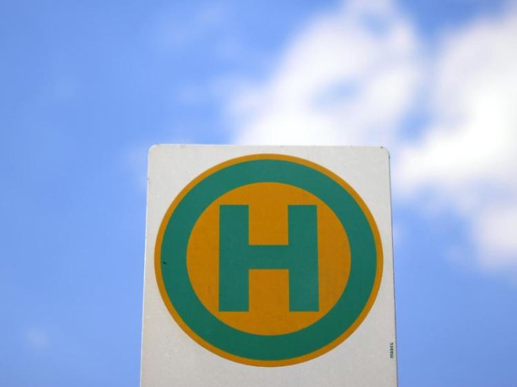Auch auf dem Weg zu einer weiter enfernt liegenden Bushaltestelle sind Arbeitnehmer unfallversichert, so urteilte das Sozialgericht Heilbronn.
