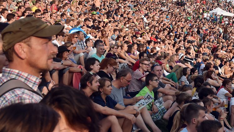Im Schnitt tragen Deutsche 4000 Euro jährlich zum Staatshaushalt bei, Ausländer 3300 Euro.