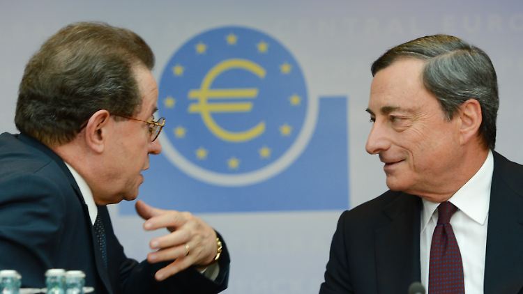 Mario Draghi (r), Präsident der Europäischen Zentralbank (EZB), und sein Stellvertreter Vitor Constancio im Anschluss an eine Pressekonferenz im Juli. Diesmal sind sie getrennt unterwegs.