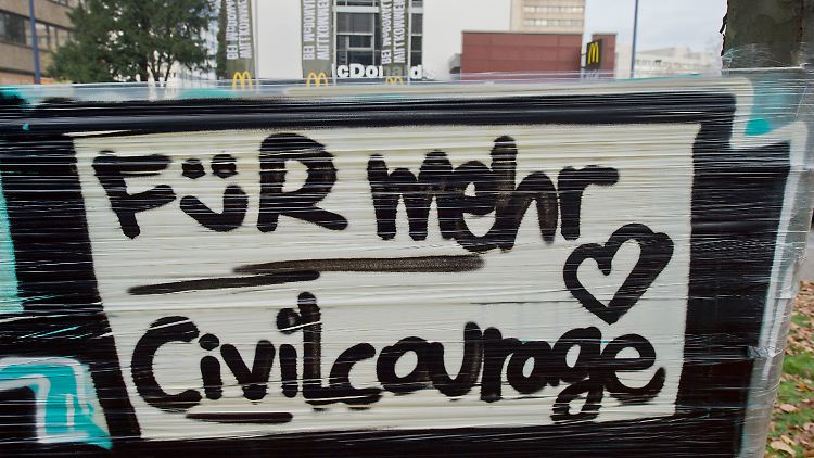 Spontanes Gedenken in Offenbach. Im Hintergrund der Tatort.