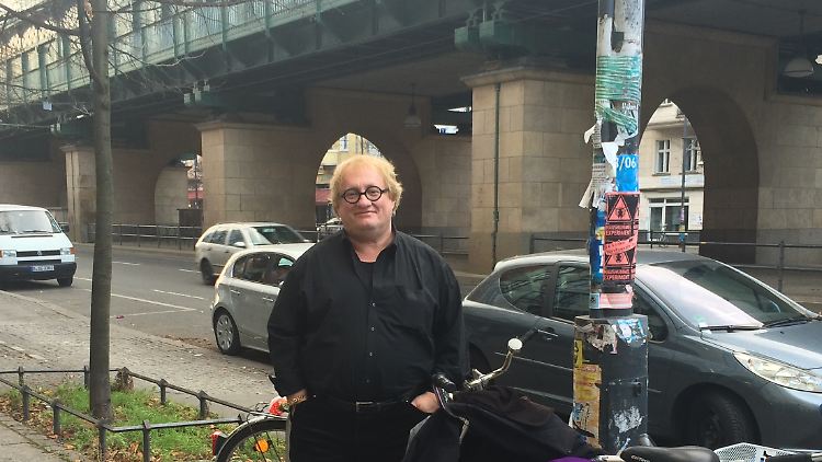 Tuvia Tenenbom allein in einer seiner Lieblingsstädte: Berlin.
