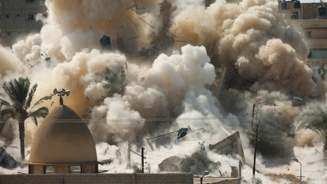 So sieht die ägyptische Anti-Terror-Politik aus: Ein Haus auf dem Sinai wird gesprengt.