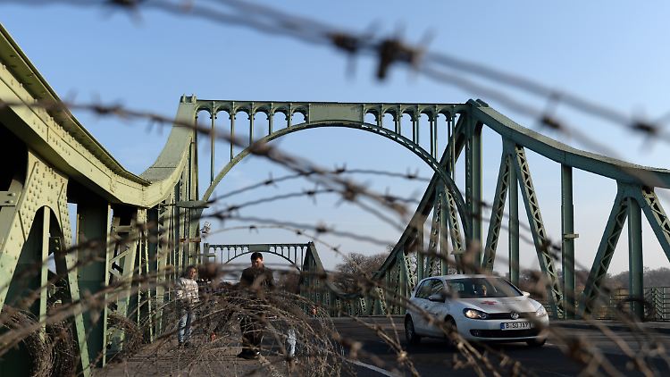 Wer nach West-Berlin will, muss wieder Stacheldraht überwinden: Die Glienicker Brücke in Potsdam wird für die Dreharbeiten umgestaltet.