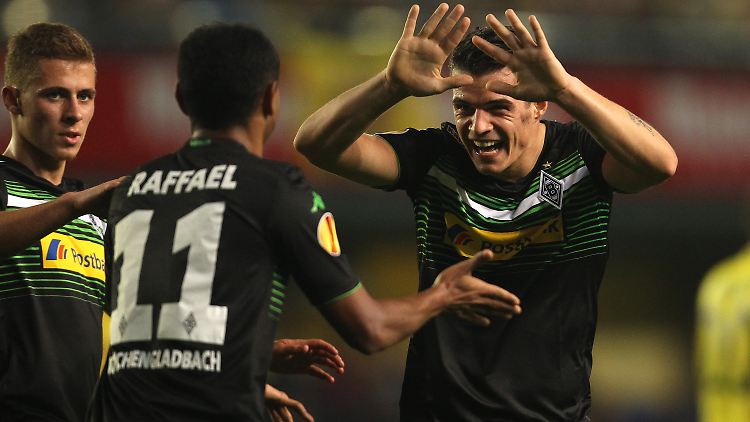 Thorgan Hazard (l), Granit Xhaka und Raffael feiern den Treffer.