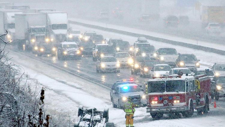 Winterreifen sind in den USA keine Pflicht. Schneefall führt alljährlich zu katastrophalen Zuständen auf den Straßen.