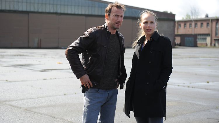 Die Kommissare Katharina Lorenz (Petra Schmidt-Schaller) und Thorsten Falke (Wotan Wilke Möhring) in "Tatort - Feigheit der Löwen" - die Szene wurde auf dem Fliegerhorst in Oldenburg gedreht.