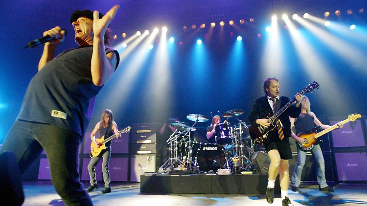 AC/DC, hier bei einem Konzert 2003 in München: Die Band bringt ihre erste Platte seit 2008 (Black Ice) heraus.