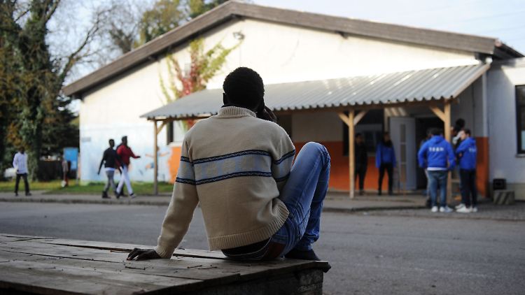 Ein Flüchtling in der Erstaufnahmeeinrichtung in der Münchener Bayernkaserne. Die Kommunen müssen Flüchtlingen künftig Unterstützung zahlen, die sich ähnlich wie Hartz IV berechnet.