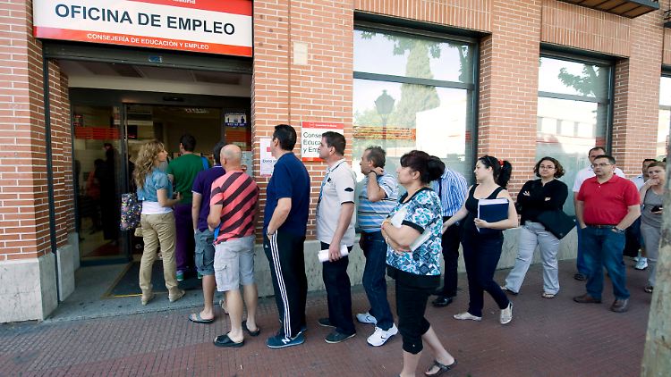 Spanien leitet trotz des jüngsten Aufschwungs unter mehr als 22 Prozent Arbeitslosigkeit.