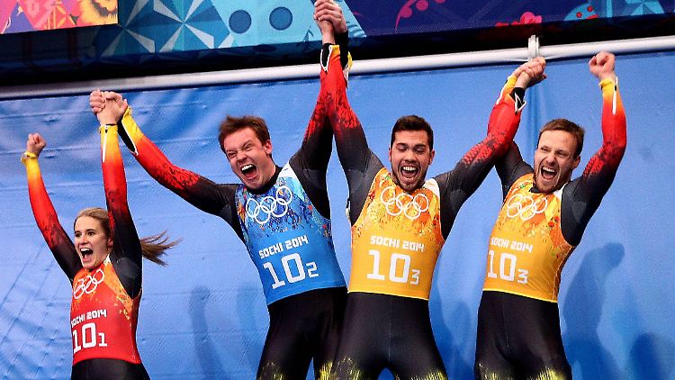Jubel in Sotschi: Natalie Geisenberger, Felix Loch, Tobias Wendl und Tobias Arlt.