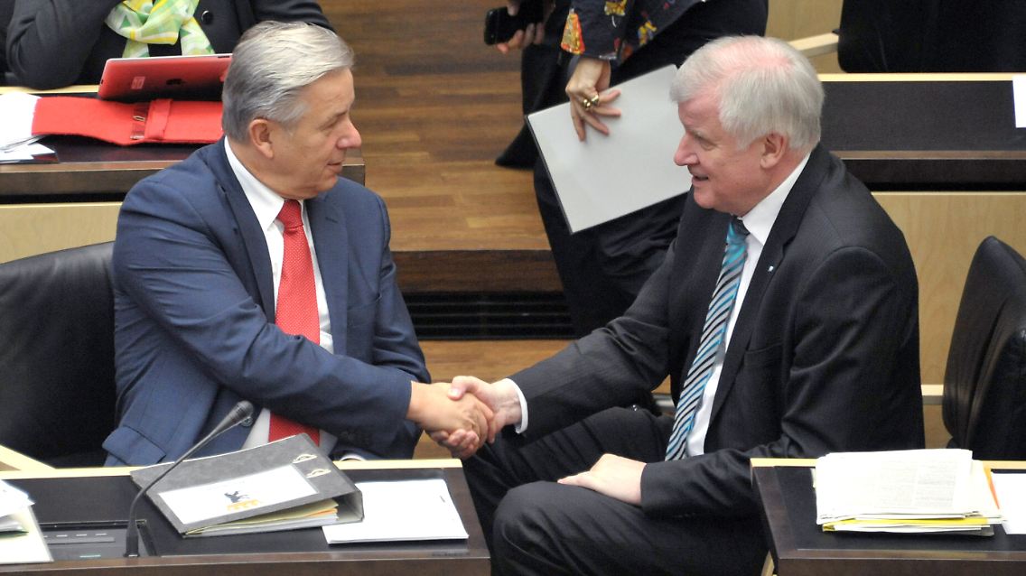 Inhaltlich sind beide selten auf einer Linie, aber zum Abschied ist für Seehofer und Wowereit ein Handschlag drin.