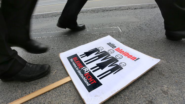 Ein Schild auf einer Demonstration gegen die Verschärfung des Asylrechtes im September in Berlin fordert ein Bleiberecht für Roma in Deutschland.