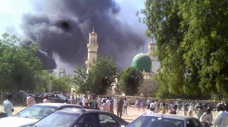 Rauch über der Moschee in Kano: Wieder starben Dutzende Menschen bei einem Terror-Anschlag.