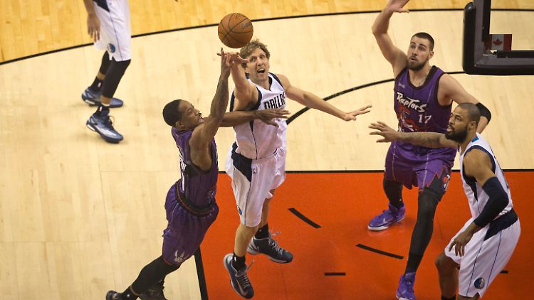 Nowitzki blockt einen Wurf von DeMar DeRozan von den Raptors.